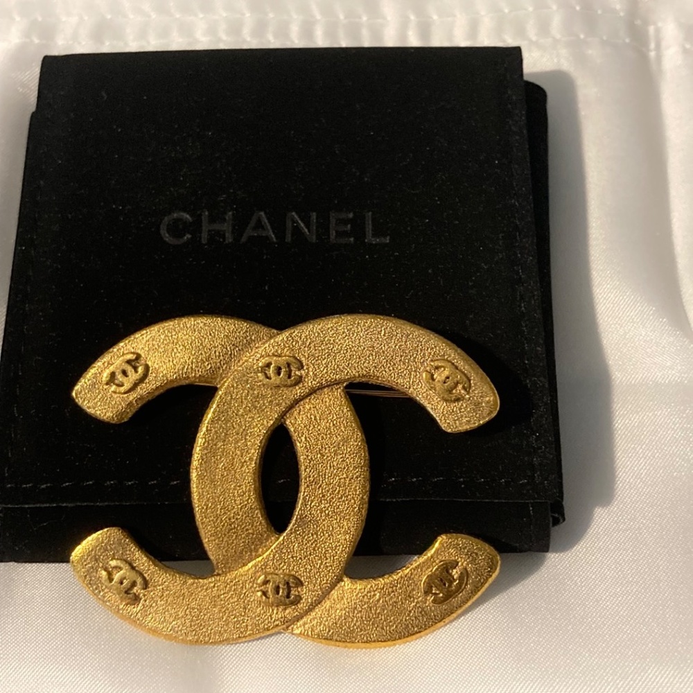 Rare Vintage Chanel Brooch (Jennie from Blackpink wore it) - Picture 2 of 11